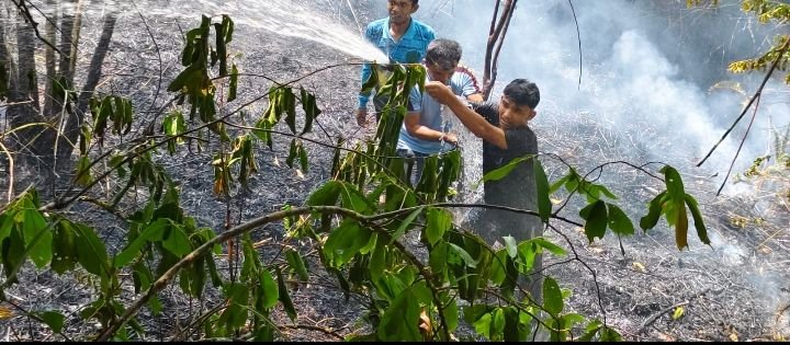 Kebakaran Lahan di Kelurahan Wek VI: Upaya Cepat Pemadaman oleh Polres Padangsidimpuan