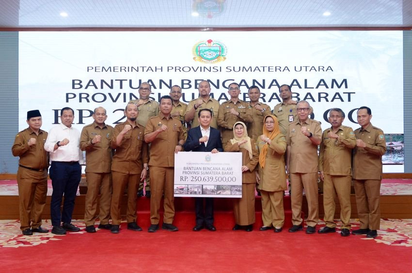 Pj Gubernur Sumut Agus Fatoni Salurkan Bantuan Rp250 Juta untuk Bencana Alam di Sumbar