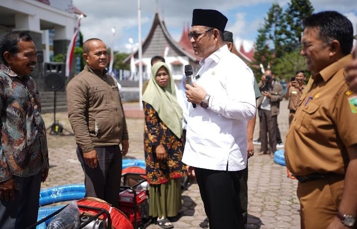 Bupati Epyardi Asda Serahkan Bantuan Alsintan Pompa Air