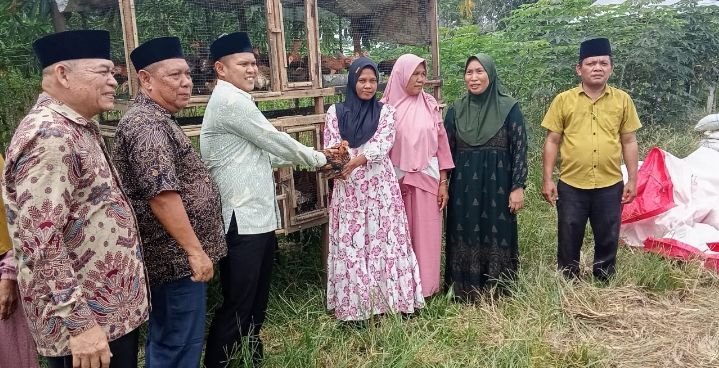 Jumat Berkah, Wabub Sergai Serahkan Bantuan Ayam Kampung dan Kambing untuk Warga