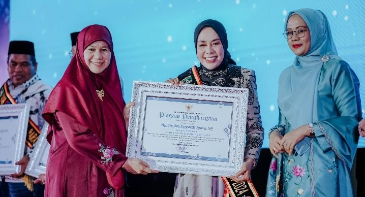Bupati dan Ketua TP-PKK Kab. Solok Raih Penghargaan Ayah dan Bunda GenRe Pengayom dari BKKBN Perwakilan Sumbar Tahun 2024