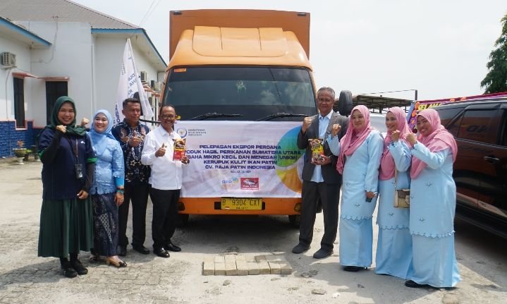 Raja Patin Ekspor Perdana 2,5 Ton Kerupuk Kulit Ikan Patin ke Malaysia