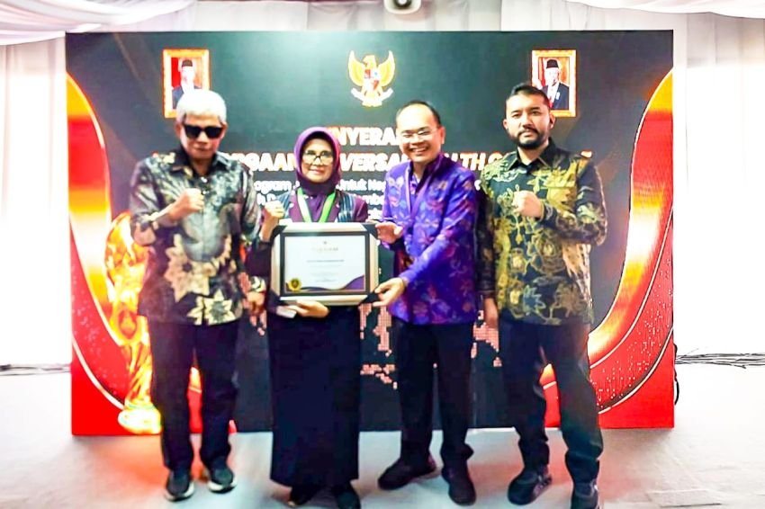 Wali Kota menerima Universal Health Coverage (UHC) Award yang diserahkan Wakil Presiden (Wapres) Republik Indonesia Ma'ruf Amin