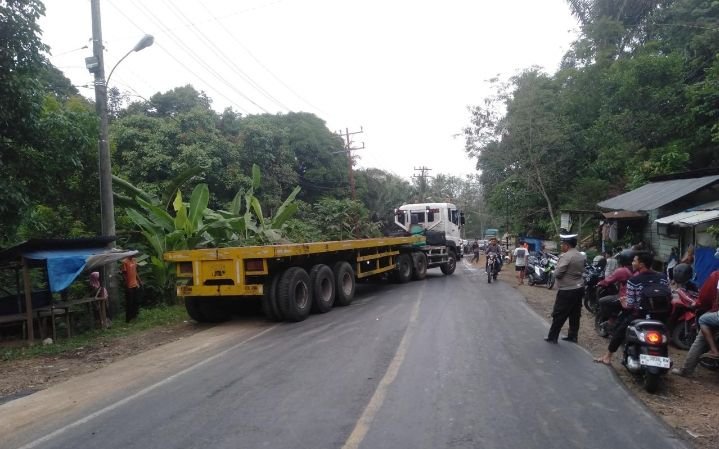Sat Lantas Polres Padangsidimpuan Evakuasi Truk Tronton di Simirik
