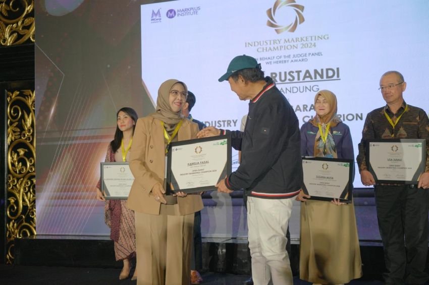 Bio Farma Terima Award dari Markplus dalam Sektor Farmasi