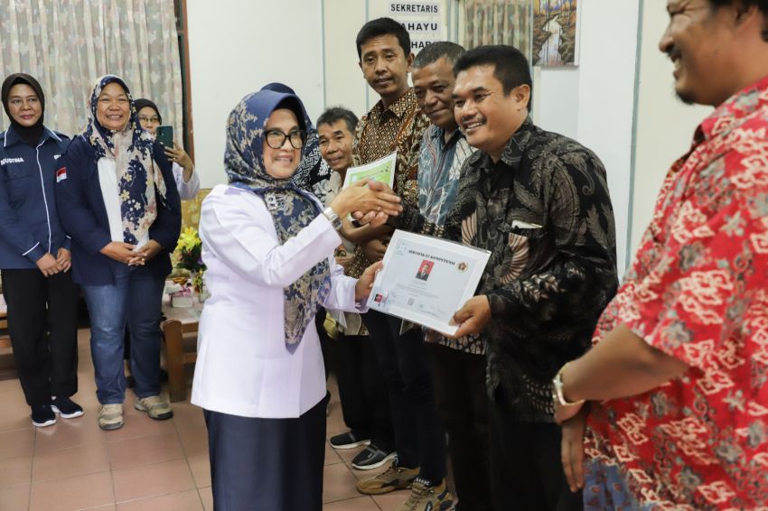 Wali Kota menyerahkan Kartu dan Sertifikat UKW di Kantor PWI kepada Wartawan.