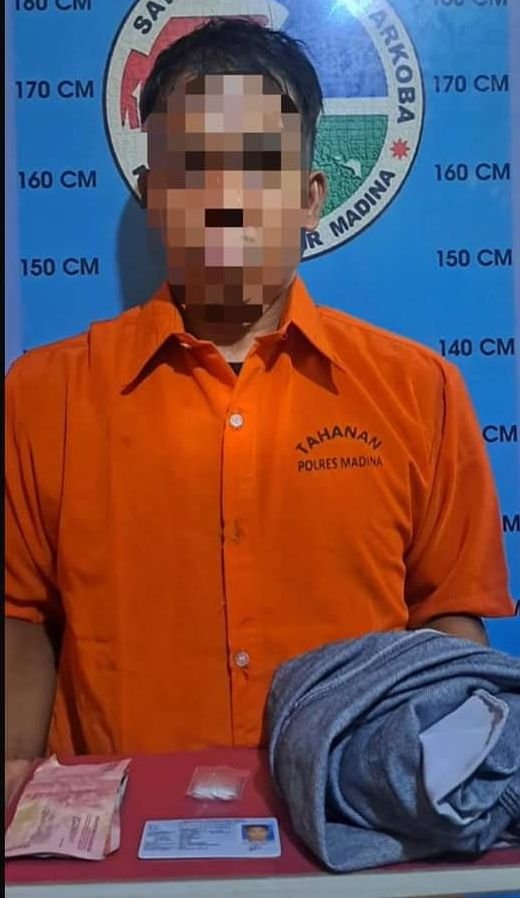 Raja berhasil dibekuk Tim Reskrim Polsek Natal Polres Madina saat Edarkan Sabu dipinggir Jalan Balimbing