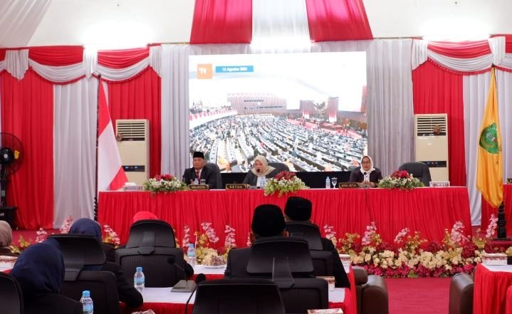 Ketua Sementara DPRD Kota Padangsidimpuan Sri Fitrah Munawaroh Nasution Buka Rapat Paripurna Istimewa