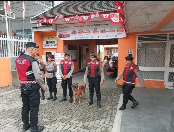 K9 Polda Sumut Sterilkan Gedung KPU dan Bawaslu