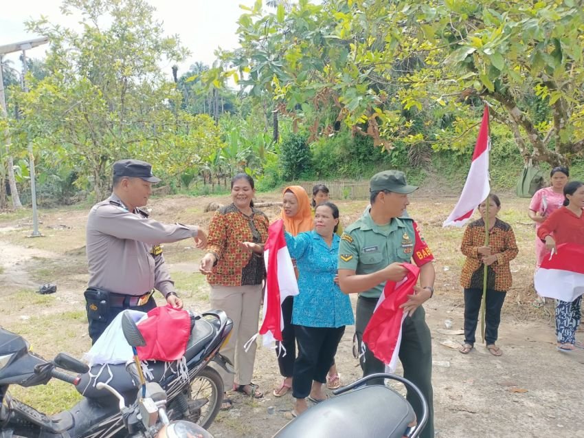 Semarakkan HUT RI Ke 79, Bhabinkamtibmas jajaran Polresta Deli Serdang Bagikan Bendera Merah Putih Kepada Warga Desa Binaan