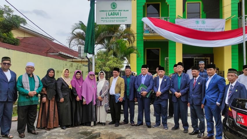 Wali Kota meresmikan plang Lembaga Advokasi Umat Islam (LADUI) Majelis Ulama Indonesia (MUI)