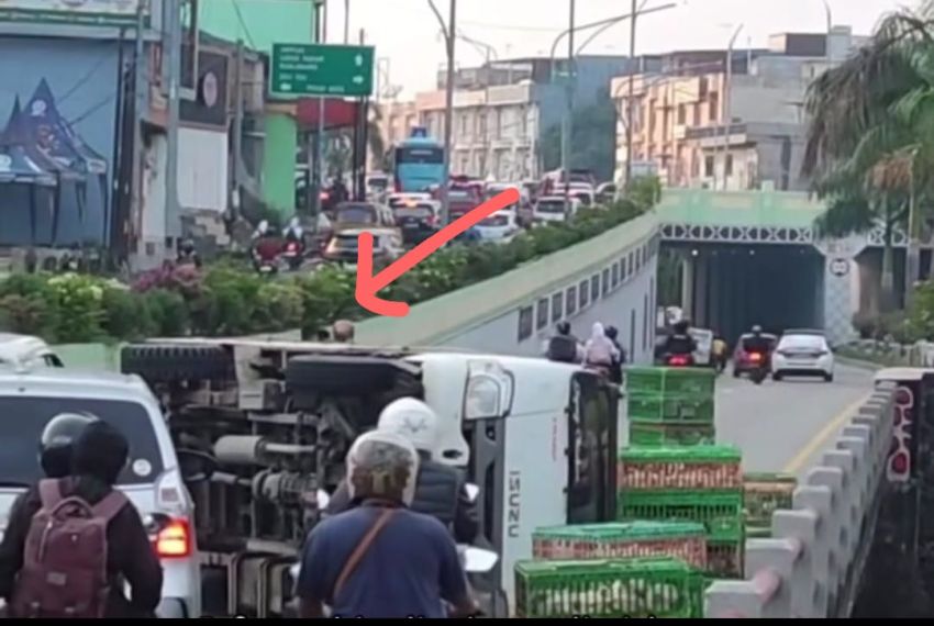 Truk Pengangkut Ayam Terbalik di Underpass Titi Kuning Medan