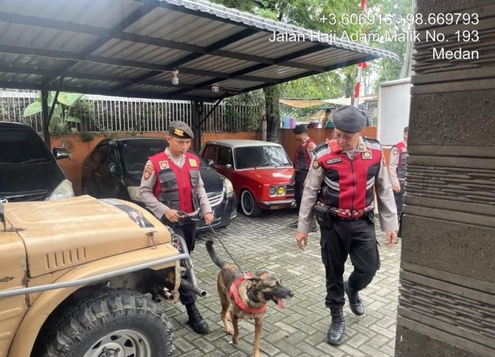 K9 Polda Sumut Sterilkan Gedung KPU dan Bawaslu