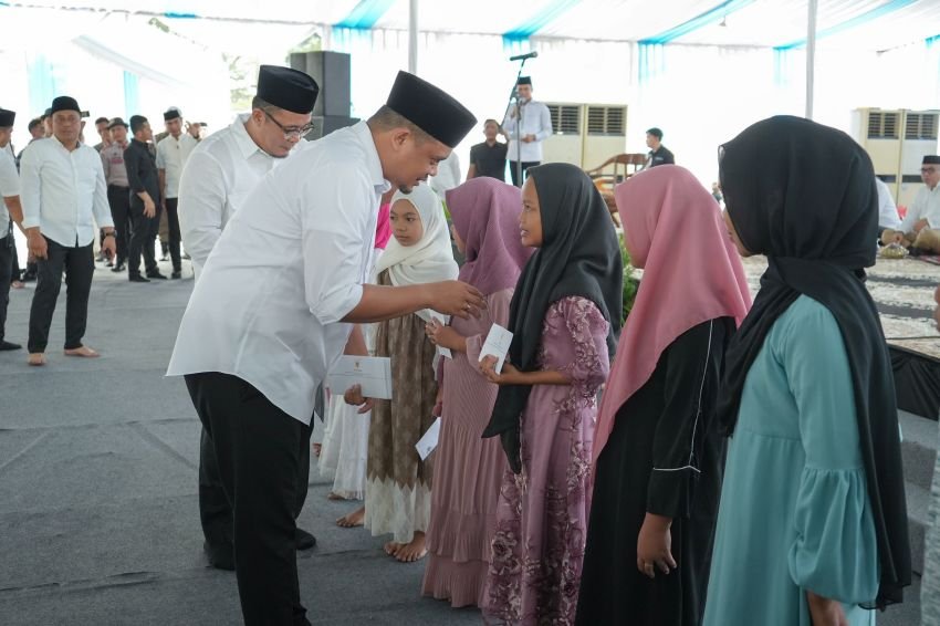 Tangis Haru Aisyah Terima Hadiah Umrah Dari Wali Kota Medan