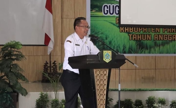 Sekda Pakpak Bharat Jalan Berutu Hadiri Sidang Gugus Tugas