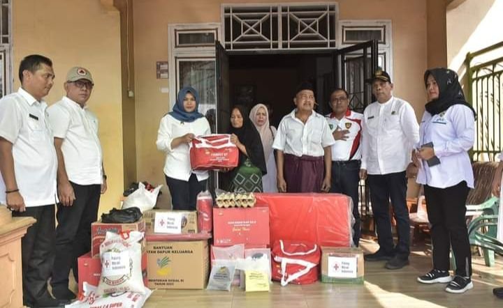 Wabup Atika Nasution Serahkan Bantuan PMI Sumut dan Pemkab Madina kepada Korban Kebakaran diKayu Laut