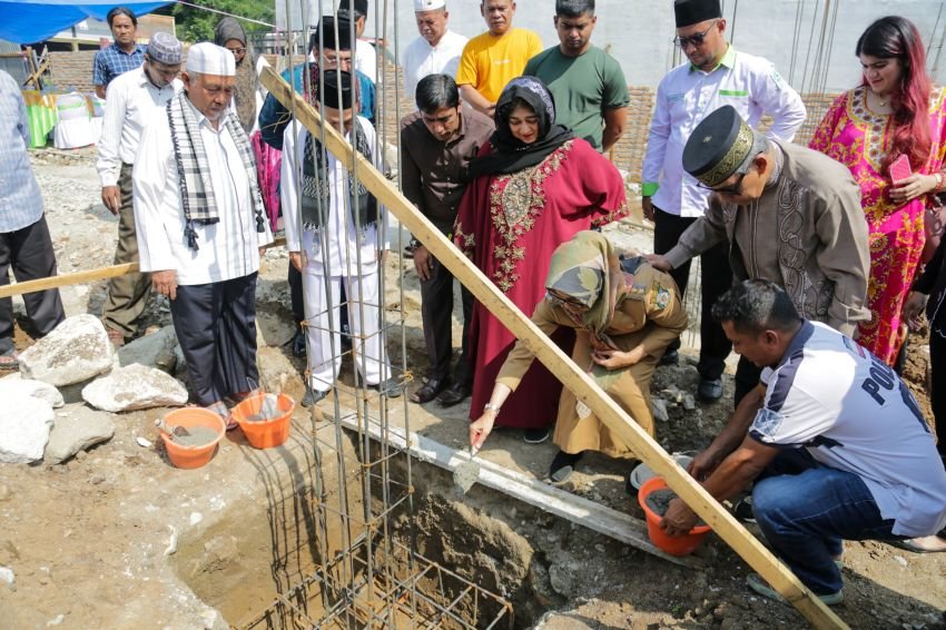 Wali Kota melakukan peletakan batu pertama pembangunan Masjid Paradep Puspa