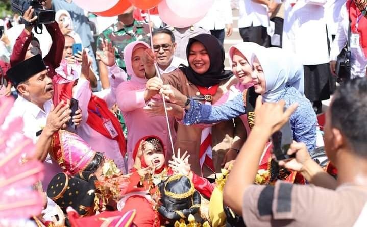 Wabup Atika Nasution Buka Gebyar Paud Hari Anak Nasional ke-40 di Pelataran Mesjid Agung Nur Ala Nur Madina