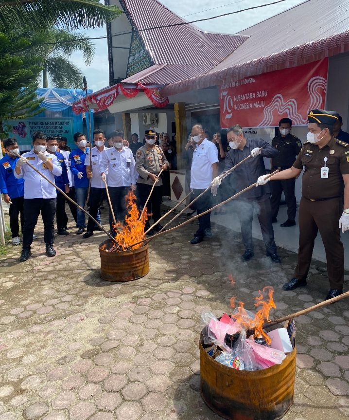 Kejari Paluta Musnahkan Barbut yang sudah Inkraht