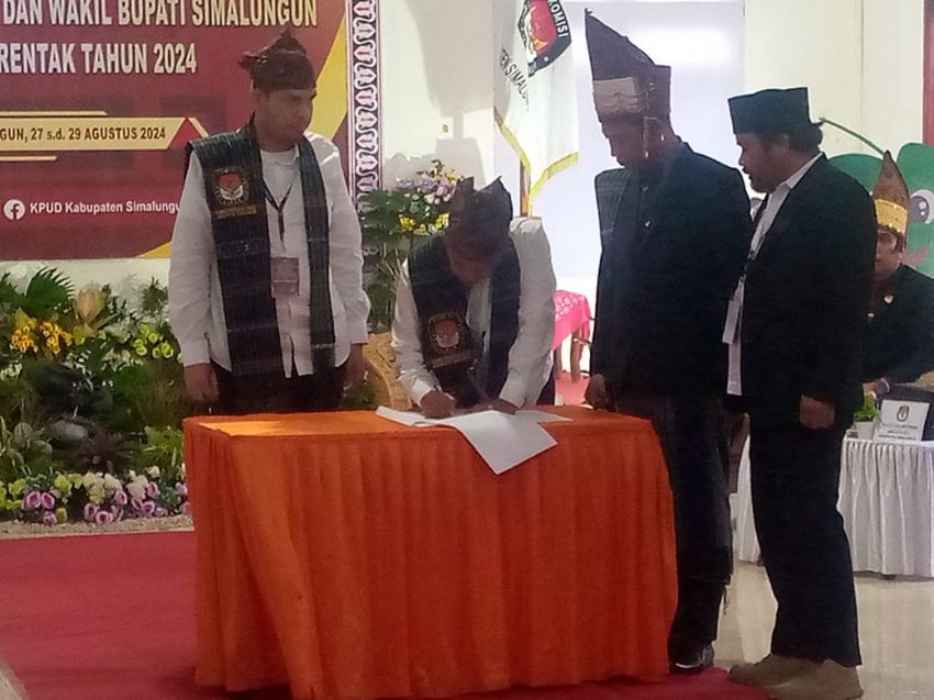 Bersama 5000 Massa Bacalon Bupati dan Wakil Radiapoh Hasiholan Sinaga dan Dr.Azi Pratama Pangaribuan SH.MH, mendaftar ke KPU Simalungun