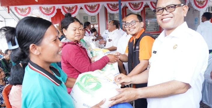 Bupati Toba Serahkan Bantuan Cadangan Pangan Beras Pemerintah