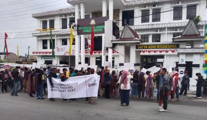 Polres Simalungun Amankan Aksi Unjuk Rasa Aliansi Gerakan Masyarakat Tutup TPL