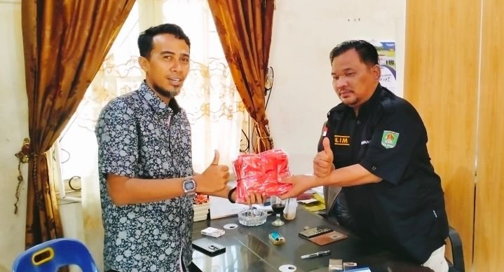 Pemkab Asahan Melalui Kesbangpol Berikan Bendera Merah Putih Kepada Ketua SMSI Astab