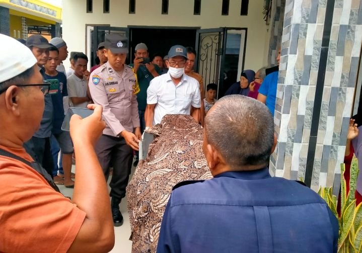 Heboh,...Warga Gang Mawar, Cokroaminoto Kisaran Temukan Pria Lansia Tewas Di Kamar Wanita Muda