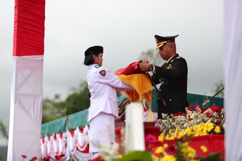 Kapolres Pakpak Bharat AKBP Oloan Siahaan,SIK,M.Si Pimpin Upacara Penurunan Bendera Merah Putih HUT Ri