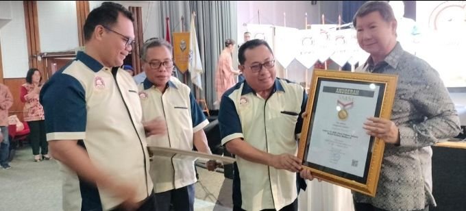 Prabowo Subianto Terima Penghargaan Pin Emas Dari SMSI Atas Dedikasinya Jaga Demokrasi