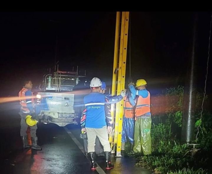PLN UP3 Padangsidimpuan Berhasil Pulihkan Kelistrikan Pasca Cuaca Ekstrem Di Pesisir Pantai Barat