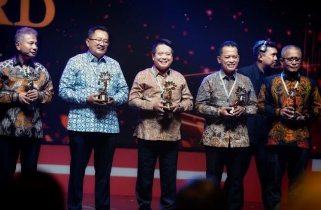 Konsisten Perkuat Literasi Dan Inklusi Keuangan Syariah, BSI Terima Penghargaan Dari OJK