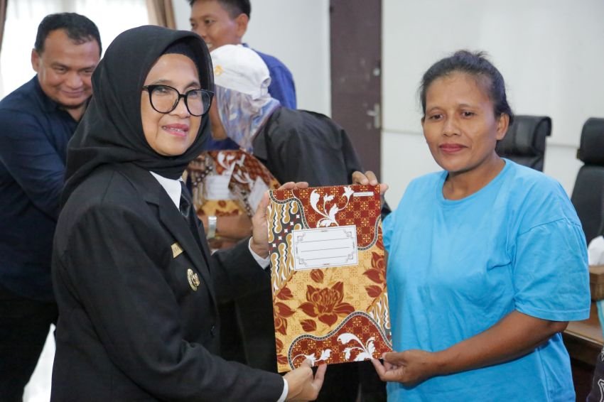 Wali Kota menyerahkan SK kepada Penerima Bantuan Rehabilitasi Rumah Tidak Layak Huni TA 2024