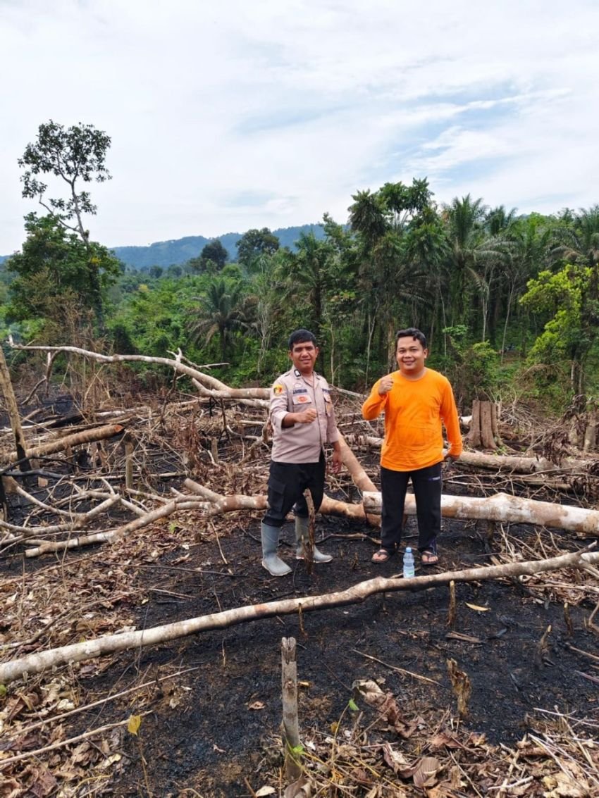 Tim Gabungan Polsek Sosa, TNI, dan BPBD Palas Tangani Kebakaran Hutan di Batang Lubu Sutam