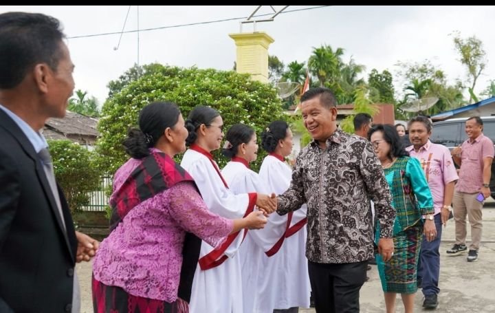 Bupati Simalungun dan Istri Laksanakan Ibadah Minggu Bersama Jemaat HKBP Jawa Maraja