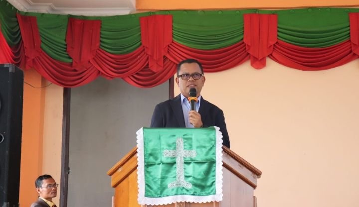 Bupati Toba Sosialisasikan Pesparawi dan PON kepada Jemaat Gereja