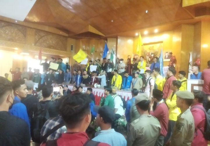 44 Anggota Dewan Tak Ditempat Saat Ratusan Mahasiswa "Kuasai" Gedung DPRD Asahan