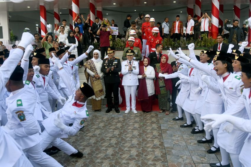 Pimpin Upacara Penurunan Bendera HUT RI, Pj Gubernur Sumut Agus Fatoni Serahkan Tanda Kehormatan dan Penghargaan bagi ASN Berprestasi