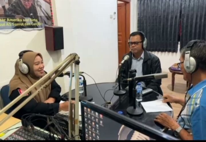 Talkshow di Radio Kharisma, Bupati Toba Jelaskan Capaian Kerja