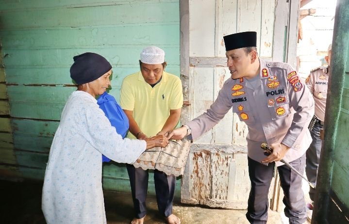 AKBP Dudung Setyawan Berbagi Sembako ke Warga Kurang Mampu di Samora