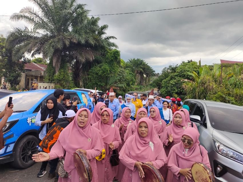 Ribuan massa Pendukung Antar Anton Saragih - Benny Sinaga Resmi mendaftar ke KPU Simalungun