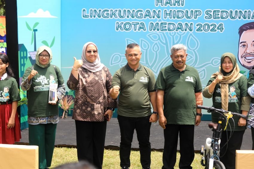 Peringatan Hari Lingkungan Hidup, Pemko Medan Serahkan Bibit Pohon dan Sertifikat Penghargaan