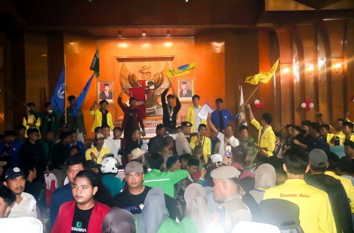 Mahasiswa Kuasai Ruang Rapat Paripurna DPRD Asahan, Emosi Mahasiswa Diredam Ketua Praksi PAN