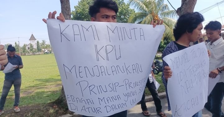 Demo di Kantor KPU Batubara Tolak Pencalonan Eks Bupati Zahir