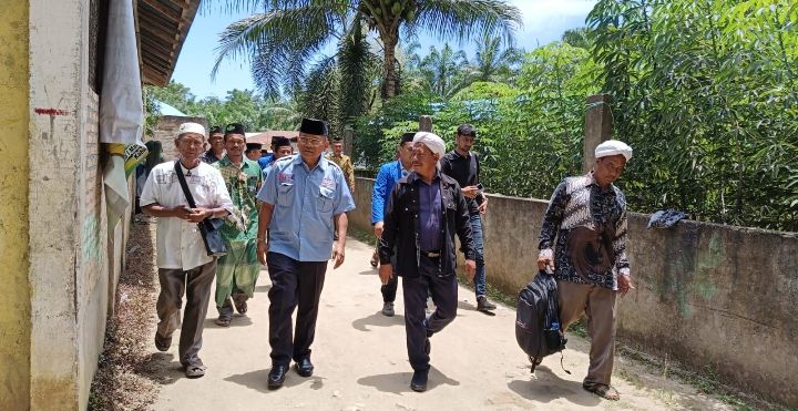 H Anton Saragih Tegaskan Komitmennya untuk Memajukan Pesantren Harokah Tarbiyah    Simalungun  Calon Bupati Simalungun, Haji Anton Saragih, mengunjung