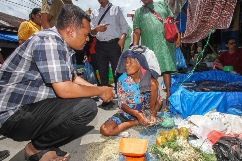 Blusukan ke Pasar Laguboti, Effendi Napitupulu Terima Aspirasi Para Pedagang