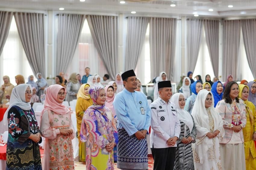 Hadiri Pengajian Silaturahmi Sejuta Umat, Ibu-ibu Heboh Minta Foto Bareng Bobby Nasution