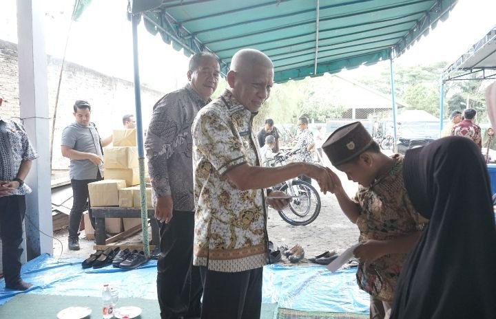 Bupati Asahan Serahkan Pakaian dan Perlengkapan Kerja THL Dinas LH Kabupaten Asahan