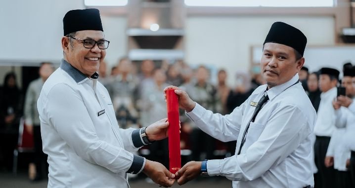 Bupati Epyardi Asda Serahkan Bantuan Alsintan Untuk Kelompok Tani se Kabupaten Solok