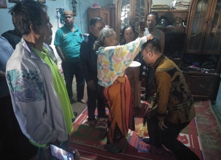 Benny Gusman Sinaga Terharu Diberi Hiou Pamotting dan Doa Restu di Tiga runggu